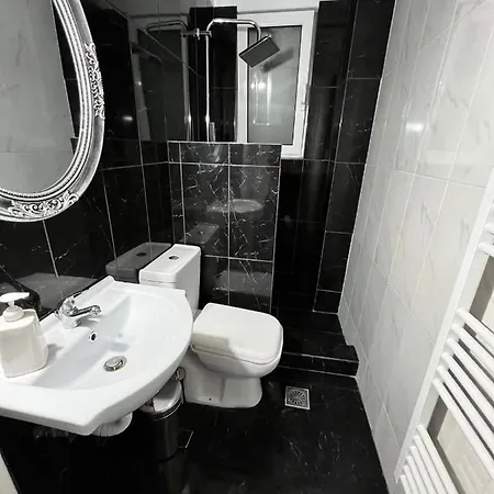 Beautiful With Private Yard *