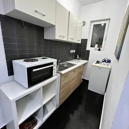 Beautiful With Private Yard Apartment