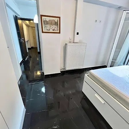 Beautiful With Private Yard Apartment *