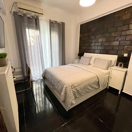 Beautiful With Private Yard Apartment
