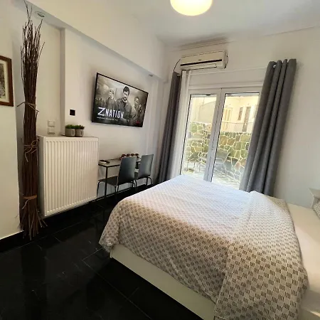 Beautiful With Private Yard Apartment Athens