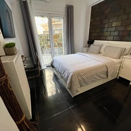 Beautiful With Private Yard Apartment *