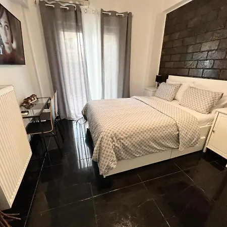 Beautiful With Private Yard Apartment *