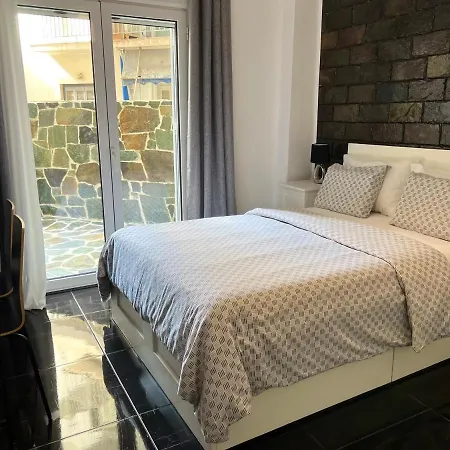 Beautiful With Private Yard Apartment Athens