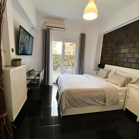 Beautiful With Private Yard Apartment