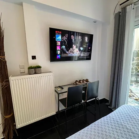 Beautiful With Private Yard Apartment Athens