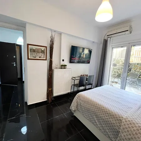 Beautiful With Private Yard Apartment