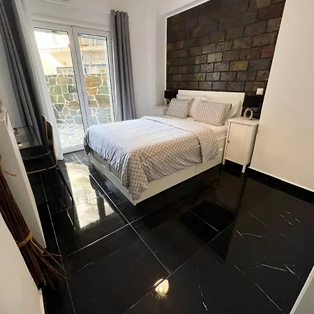 Beautiful With Private Yard *