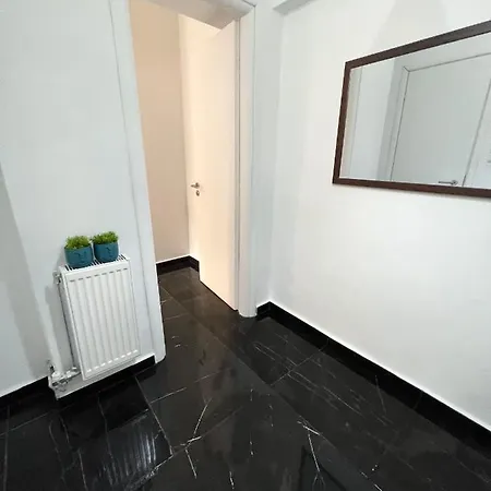 Apartment Beautiful With Private Yard *