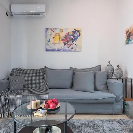 Comfy And Modern Apartment
