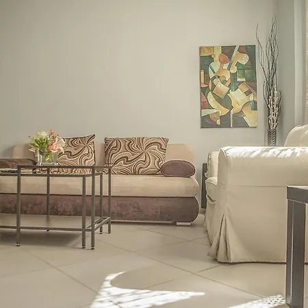 Spacious1 Bedroom Flat In The Heart Of *
