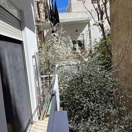 Alex's Next To Laiko Apartment *