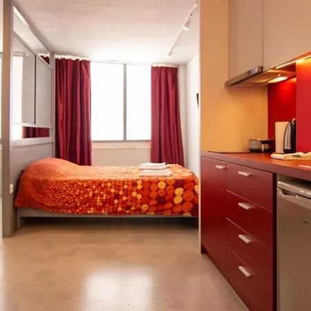 Red Cosy In Center * Athens