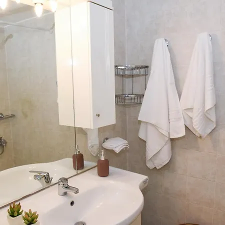 Sunny And Quiet 1 Bedroom *