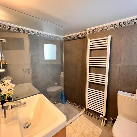 Quiet And Cozy Of New Psihiko No 6 Apartment