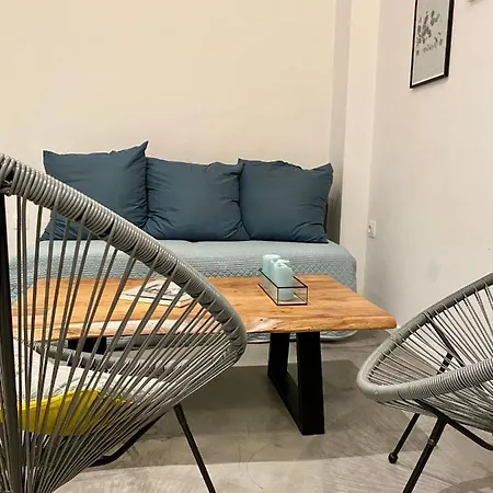 Plaka Downtown 2 Bedroom Basement *