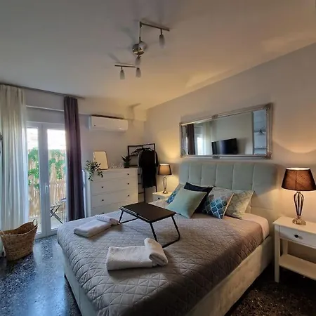 Chic Near Acropolis - Avdi Square Apartment Athens