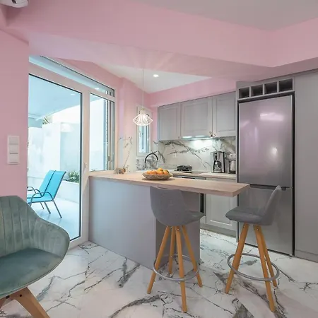 The Courtyard Oasis Apartment
