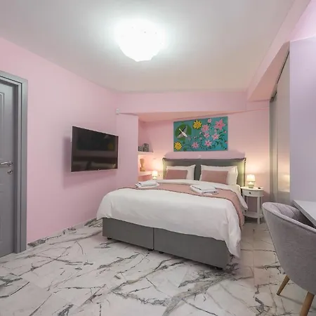 The Courtyard Oasis Apartment