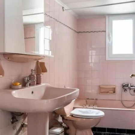 Spacious Renovated Flat In The Riviera