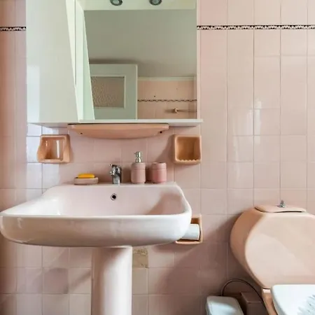 Spacious Renovated Flat In The Riviera *