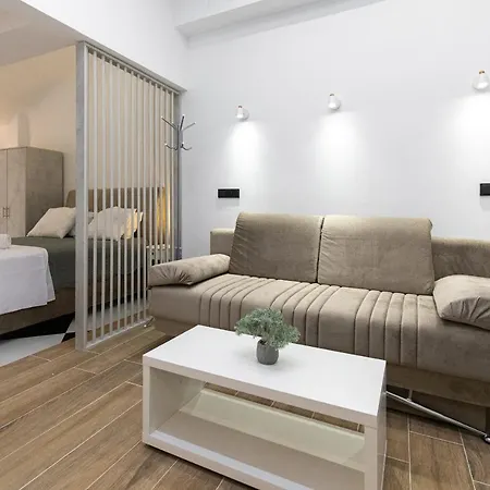 Plaka Downtown Deluxe Semi Basement Apartment *