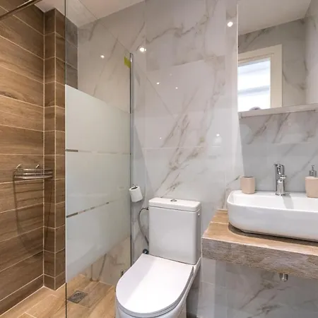 Plaka Downtown Deluxe Semi Basement Apartment *