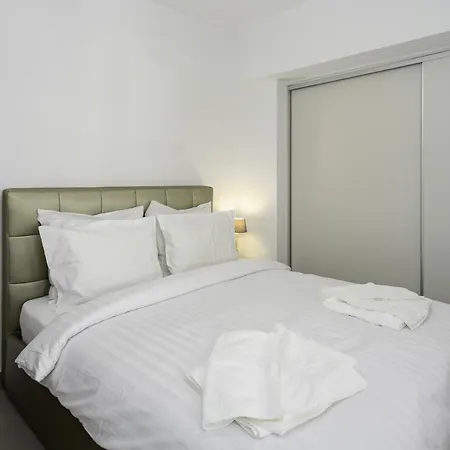 Stylish 2br Flat With Stunning Views & Prv Parking Athens