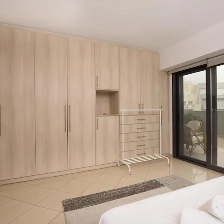 Spacious Modern With Great Rooftop View Athens