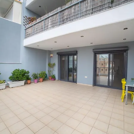 Spacious Modern With Great Rooftop View Apartment *
