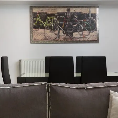 Spacious Modern With Great Rooftop View Apartment