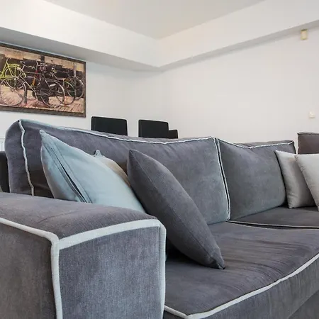 Apartment Spacious Modern With Great Rooftop View *