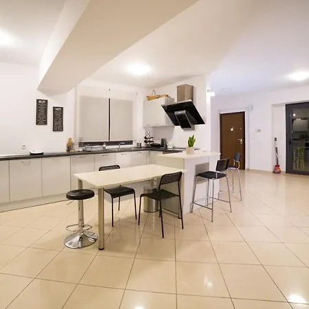 Apartment Spacious Modern With Great Rooftop View