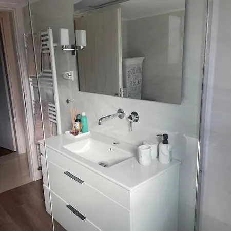 Spacious Modern 2 Bedroom South Coast Of * أثينا