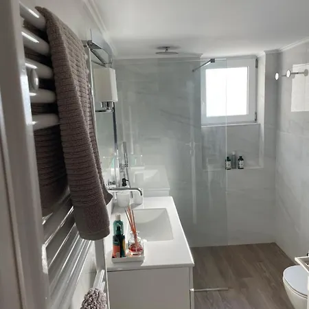 Spacious Modern 2 Bedroom South Coast Of أثينا
