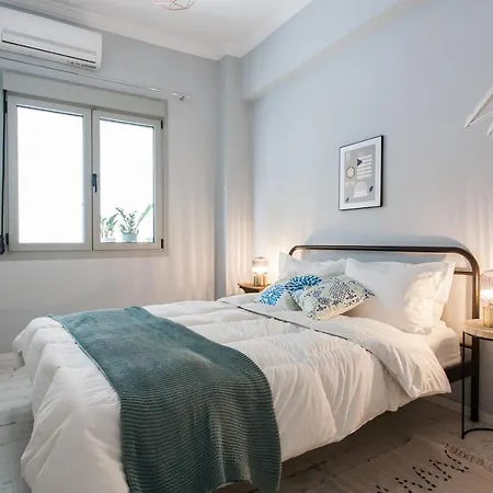 Live Like A Local In 2bdr In Center! Apartment