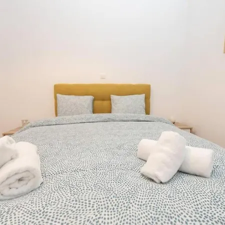 Spacious Flat 10min From Subway Stations Apartment
