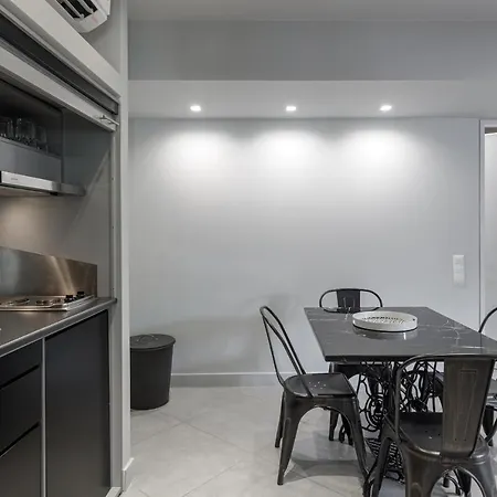 Superb With Rooftop, Perfect For 5 Guests, 85sqm Apartment *