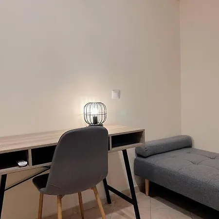 Charming 2bedroom With Parking Apartment *