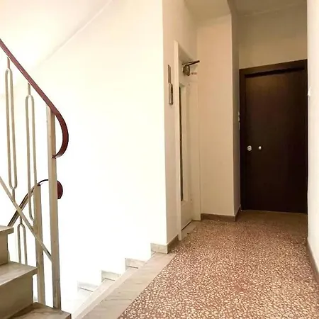 Lk -b- Metro Larissis 6' Walk - *