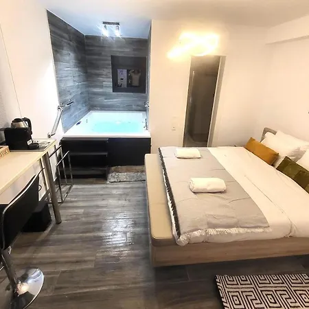Fabilicious - 2 Apartments- Romantic Jacuzzi & Spacious Family Comfort Apartment Athens