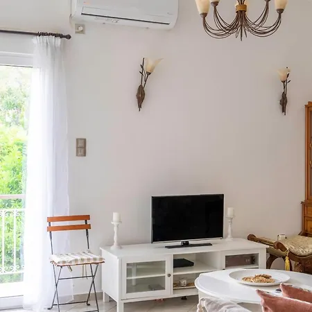 Spacious 2 Bedroom At Glifada Apartment *
