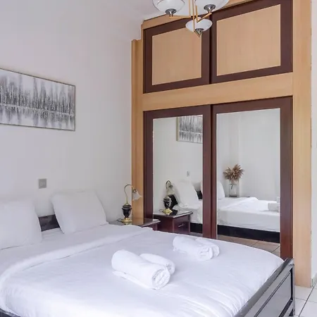 Spacious 2 Bedroom At Glifada *