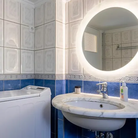 Spacious 2 Bedroom At Glifada Apartment