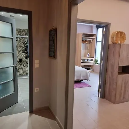 Ellis Apartment *