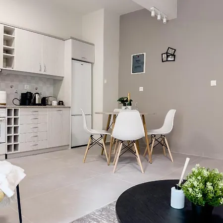 Apartment Metro Chic Haven: Modernized Urban Near The Tram Athens