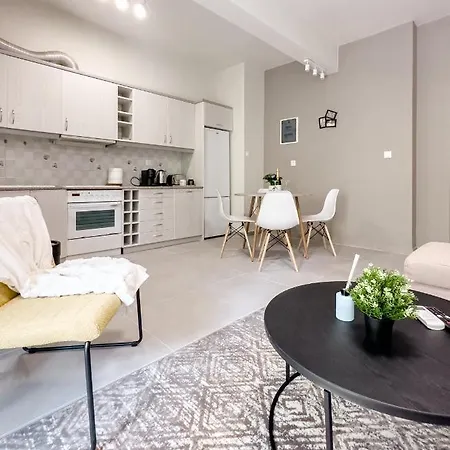Metro Chic Haven: Modernized Urban Near The Tram Apartment Athens