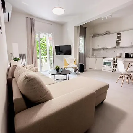 Metro Chic Haven: Modernized Urban Near The Tram *