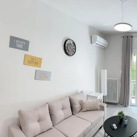 Apartment Metro Chic Haven: Modernized Urban Near The Tram Athens