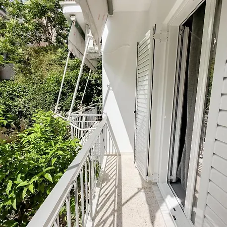 Metro Chic Haven: Modernized Urban Near The Tram Apartment